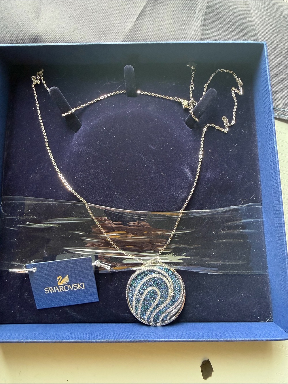 Elegant and Unique Swarovski Necklace - Picture 2 of 6